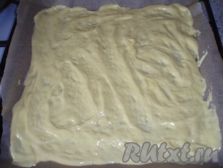 Противень застелить бумагой для выпечки, выложить половину теста.
