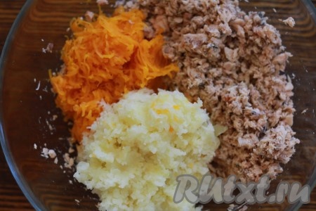 Отвариваем до готовности картофель и морковь. Остужаем и очищаем овощи. Из баночки с консервированной горбушей сливаем жидкость, выкладываем рыбу в емкость с высокими бортиками и разминаем вилкой. Добавляем к рыбе натертые на мелкой терке морковь и картофель, перемешиваем.
