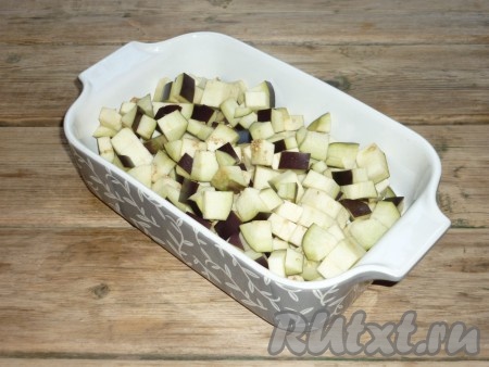 Сложить нарезанные баклажаны в миску, посолить, перемешать и оставить минут на 20 (это делается для того, чтобы баклажаны в дальнейшем не горчили).&nbsp;
