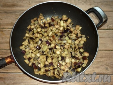 В конце жарки к баклажанам добавить выдавленный через пресс чеснок и чёрный молотый перец. Снять с огня и дать баклажанам остыть. 