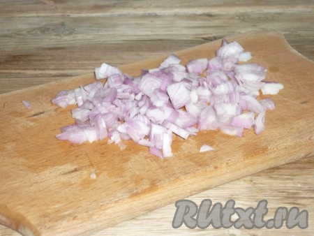 Пока жареные баклажаны остывают, нужно приготовить соус, в котором в дальнейшем будут тушиться фаршированные перцы. Лук и морковь очистить. Лук нарезать кубиками.
