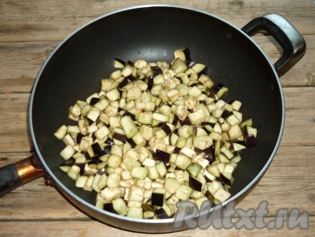 По истечении времени баклажаны отжать от лишней жидкости и обжарить на сковороде, разогретой с растительным маслом, в течение 10-15 минут, периодически помешивая.
