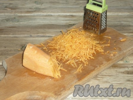 Морковь натереть на тёрке. Выложить лук с морковкой на сковороду с разогретым растительным маслом и обжарить до мягкости, помешивая, минут 5-7.&nbsp;
