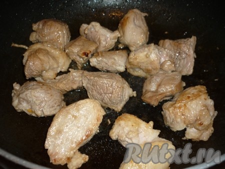 Обжарить мясо со всех сторон на растительном масле на хорошо разогретой сковороде до золотистого цвета.&nbsp;
