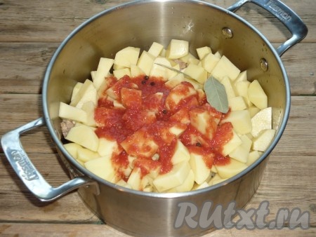 Влить томатный сок, добавить лавровый лист, соль и перец по вкусу. У меня томат был слегка с кислинкой и мне пришлось добавить немного сахара, но это дело вкуса.