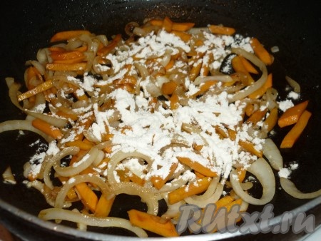 Обжаренные овощи посыпать мукой и перемешать.
