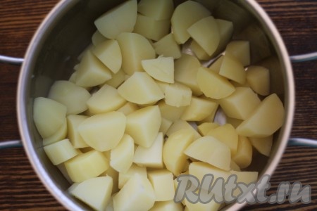 Очищенный картофель нарежьте на четвертинки, залейте водой, поставьте на огонь, доведите до кипения, уменьшите огонь, слегка посолите воду и отварите до готовности. Затем снимите с огня, воду слейте.