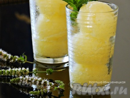 Освежающий, нежный, вкусный сорбет из дыни готов. Можете оставить его в морозилке на несколько дней.
