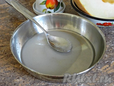 Приготовить сахарный сироп. Для этого в воду всыпать сахар, поставить на огонь, довести до кипения. Снять с огня и остудить.