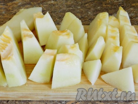 Дыню очистить от кожуры и косточек, нарезать кусочками.