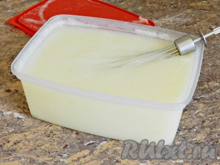 В начале замораживания сорбет из дыни 2-3 раза перемешать, с интервалом 30-40 минут.
