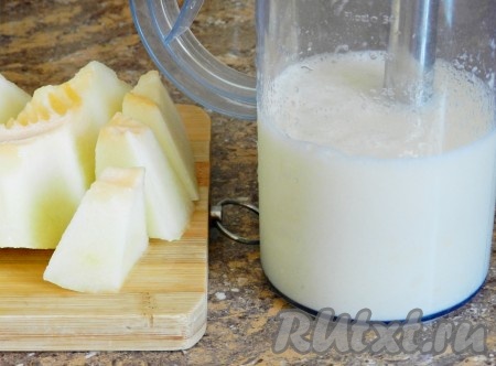 Пюрировать дыню с помощью блендера. Получится около 1 литра дынного пюре.
