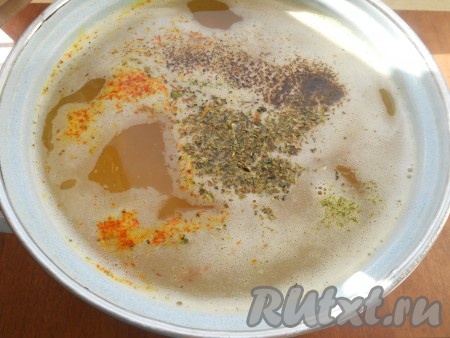 Когда картофель будет почти готов, добавить в суп обжаренный лук. Также добавить в суп специи, приправу, травы. Все перемешать и кипятить суп 5 минут.