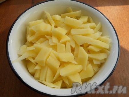 Долить воду в кастрюлю (часть воды выкипит). Довести до кипения. Картофель очистить и нарезать небольшими кусочками.
