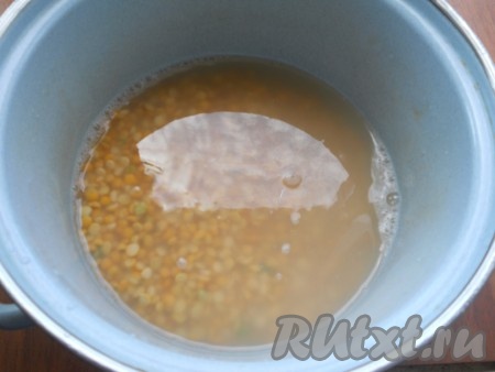 Горох залить холодной водой, чтобы она покрывала его. Оставить на 1 час. Затем воду слить, горох переложить в кастрюлю, залить 3 литрами чистой воды. Поставить кастрюлю на огонь, довести до кипения, уменьшить огонь. Варить горох на слабом огне до тех пор, пока он не начнет развариваться (у меня варился около 1 часа).