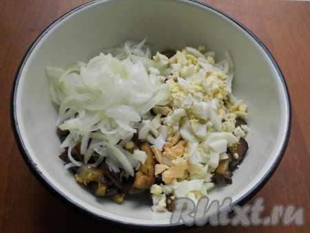 Баклажаны поместить в миску, остудить. Добавить к баклажанам рубленные вареные яйца и маринованный лук.
