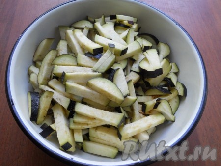 Баклажаны нарезать брусочками, посолить и оставить на 30-40 минут.