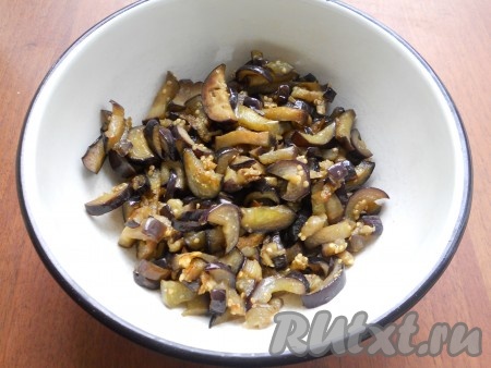 Баклажаны отжать и обжарить на растительном масле до румяной корочки (7-10 минут), не забывая иногда перемешивать.
