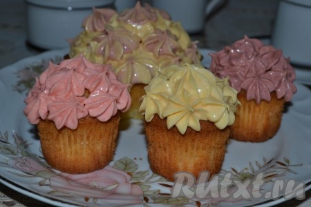 Перед подачей можно маффины просто присыпать сверху сахарной пудрой или украсить кремом, джемом, шоколадной стружкой и так далее. В этот раз я из крема на основе сливок отсадила маленькие звёздочки.