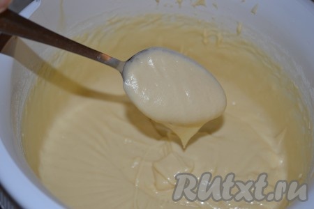 150 грамм муки смешать с разрыхлителем, просеять и частями всыпать в тесто, каждый раз полностью вмешивая муку в тесто. Затем частями начать добавлять оставшиеся 50 грамм просеянной муки, обязательно учитывая густоту теста. Тесто для маффинов, замешанное на сливочном масле, должно получиться, как на фото, напоминающим сметану средней жирности, примерно, как обычное бисквитное тесто. Муки, в зависимости от величины яиц, может потребоваться как больше, так и меньше, чем указано в ингредиентах. Я использовала в этот раз крупные яйца, поэтому в общей сложности для замешивания теста мне потребовалось 200 грамм муки.