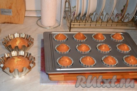 Поставить формочки в духовку, разогретую до 180 градусов, выпекать маффины, замешанные на сливочном масле, 15-20 минут. Продолжительность выпечки во многом зависит от особенностей вашей духовки и размера формочек. Для того чтобы проверить готовность, проколите маффин сверху сухой зубочисткой, если после прокола на зубочистке не останется следов теста, значит выпечка готова.