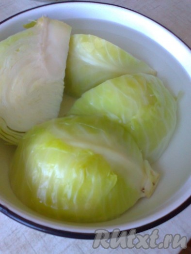 Затем капусту переложить в посуду с холодной водой. Как только вода стала теплой, через пару минут, воду опять слить и залить еще раз холодной водой. Это надо сделать для того, чтобы капуста сразу охладилась и получилась хрустящей.
