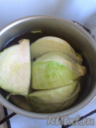 Сложить капусту в подходящую кастрюлю, залить водой. Варить до полуготовности, ориентировочно 10 минут.
