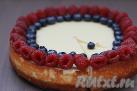 Нежный, вкусный чизкейк из творога и печенья остудить, украсить ягодами и подать к столу.
