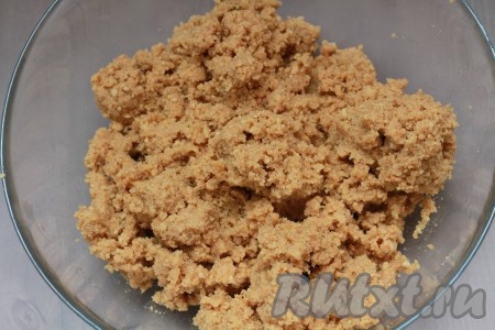 Хорошо перемешать печенье с маслом.
