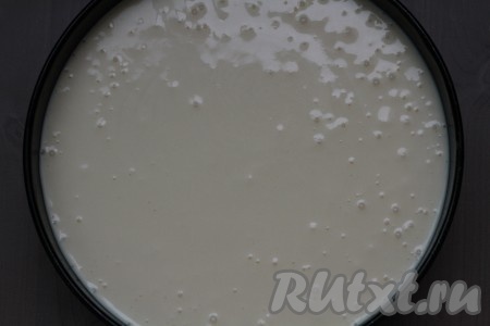 Поставить в разогретую духовку и выпекать творожный чизкейк при температуре 180 градусов, примерно, минут 15-20 (как только чизкейк поднимется, не дать потрескаться).
