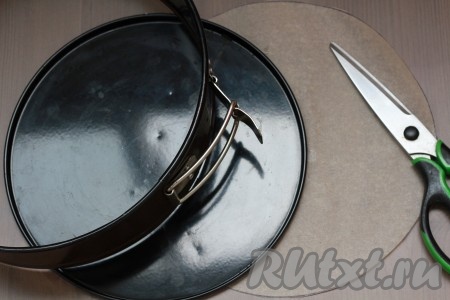 На дно формы для выпечки выложить пергамент, смазать маслом.
