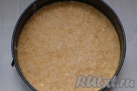 Выложить печенье в форму, утрамбовать руками и поставить в разогретую до 150 градусов духовку на 5-10 минут, затем остудить.
