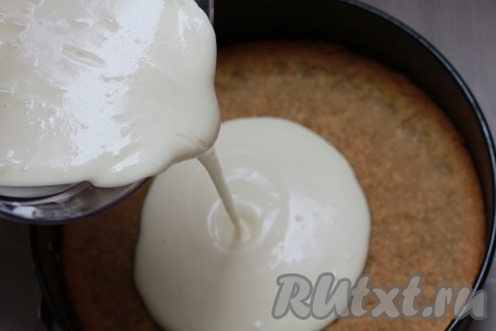 Творожную массу вылить на остывшую основу из печенья.
