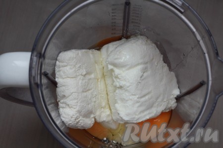 В блендере взбить творог и яйца.
