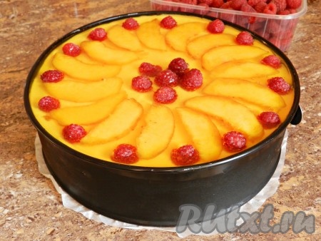 Аккуратно по одной ложке влить желе. Поставить торт желе в холодильник до полного застывания, на 2-3 часа.