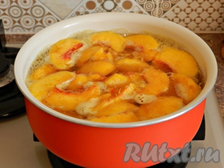 Приготовить сироп. В 500 мл воды высыпать сахар, нагреть до кипения. Сахар должен полностью раствориться. Выложить в сироп персики, довести до кипения и поварить на медленном огне 5-7 минут до мягкости. Снять с огня, накрыть крышкой и остудить.
