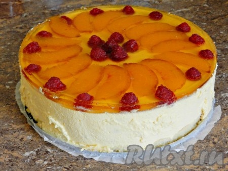 Затем осторожно освободить торт-суфле из формы, нарезать острым ножом и подавать.