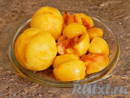 Снять с персиков кожицу и нарезать дольками, удалив косточку.