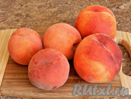 Персики вымыть и обсушить.
