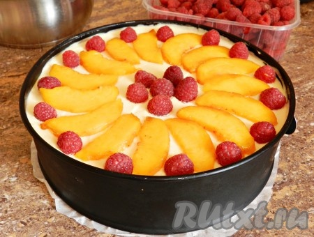 На застывшее суфле выложить дольки персиков и малину.