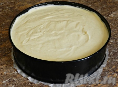 Поверх печенья выложить персиково-сливочную массу, разровнять. Форму накрыть пленкой или фольгой и убрать в холодильник на 2 часа. За это время суфле хорошо застынет.
