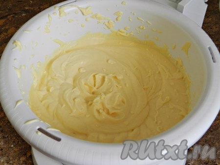 Долго взбивать не нужно, чтобы не перебить сливки. Масса должна быть густой и однородной.
