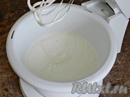 Сливки нужно взбить в плотную густую массу, то есть до устойчивых пиков.
