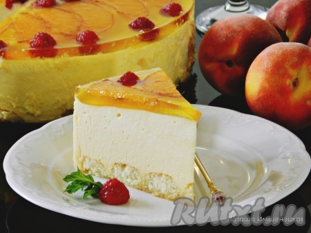 Вкусный и нежный торт-суфле с персиками готов.
