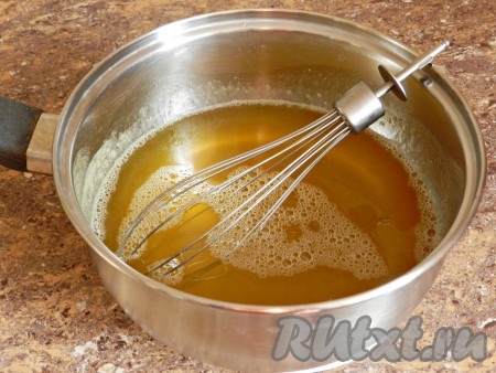 Оставшийся персиковый сироп нагреть до кипения и развести в нем лимонное желе из пакетиков. Размешать и остудить.
