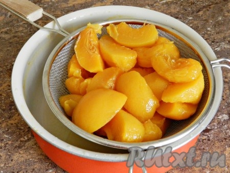 Затем слить сироп через сито.