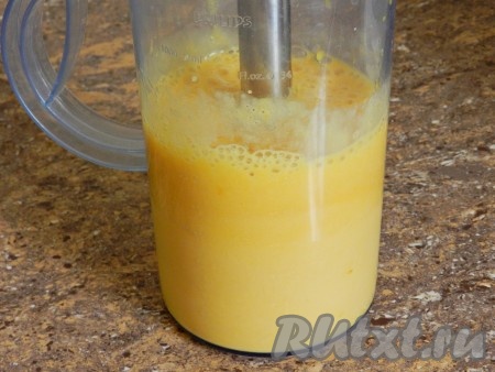 Персики (без сиропа) пюрировать блендером, аккуратно влить желатин и очень хорошо перемешать. Должно получиться 300 мл персикового пюре.