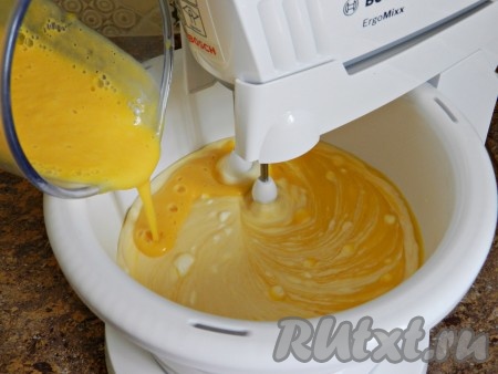 Продолжая взбивать, аккуратно влить персиковое пюре с желатином.