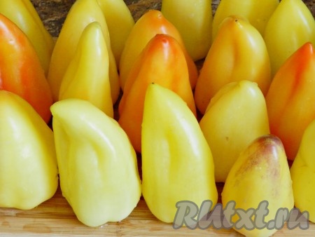 Для фарширования лучше всего выбирать ровные, плотные перцы, без повреждений. Крупные или мелкие - дело вкуса. Перцы вымыть, удалить плодоножку с семенами.
