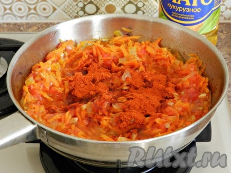 На растительном масле обжарить 1 нарезанную луковицу и натертую на терке морковь до золотистого цвета, иногда помешивая, затем посолить и поперчить. Добавить пропущенный через пресс чеснок, обжарить вместе 1 минуту. Затем добавить помидор без кожи, натертый на терке, и сладкую молотую паприку. Перемешать и потушить на медленном огне под крышкой 3-4 минуты. Снять приготовленную заправку с огня.
